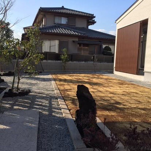 住宅の庭と石材まわり